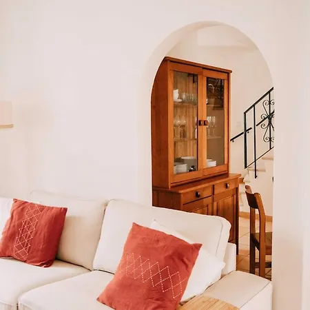 - Casa Com 3 Quartos 3*