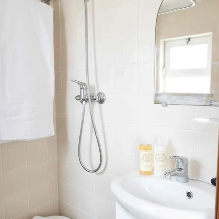 - Casa Com 3 Quartos 3*