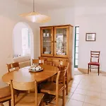 - Casa Com 3 Quartos 3*