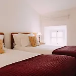 - Casa Com 3 Quartos 3*