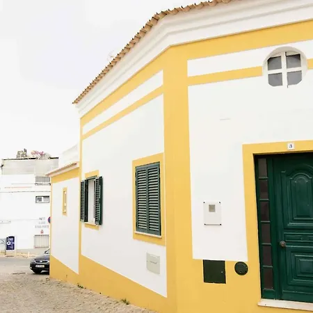 - Casa Com 3 Quartos 3*