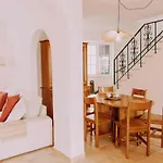- Casa Com 3 Quartos 3*