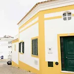 - Casa Com 3 Quartos 3*