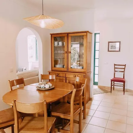 - Casa Com 3 Quartos 3*